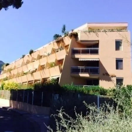 Studio Climatise Avec Coin Nuit Avec Une Terrasse De 10 M² Plein Sud *